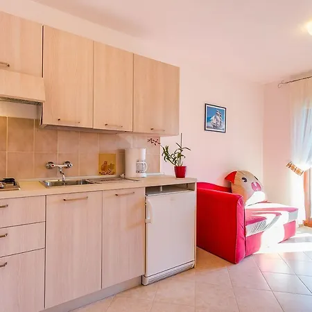 Apartment Schoene Nur 300 Meter Bis Zum Mit Kueche, Bad, Klima, Parkplatz Valbandon